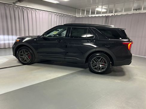 Used 2025 Ford Explorer ST-Line w/ ST-Line Street Pack image 4