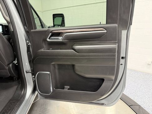 Used 2025 Chevrolet Silverado 2500 LTZ w/ LTZ Convenience Package image 33