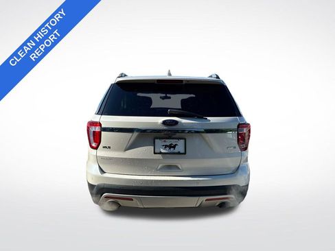 Used 2017 Ford Explorer XLT w/ Equipment Group 202A AWD/4WD image 4