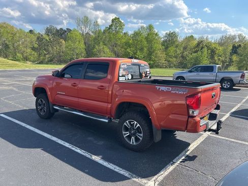 Used 2017 Toyota Tacoma TRD Sport w/ Premium & Technology Package image 4