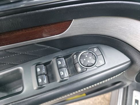 Used 2018 Ford Explorer Platinum image 32