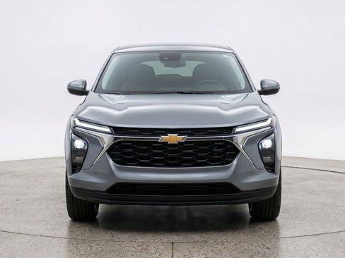 Used 2025 Chevrolet Trax LT w/ LT Convenience Package image 2