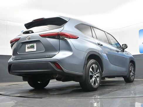 Used 2021 Toyota Highlander XLE AWD/4WD image 24