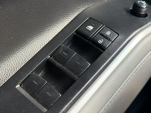 Used 2023 Toyota Highlander XLE image 26