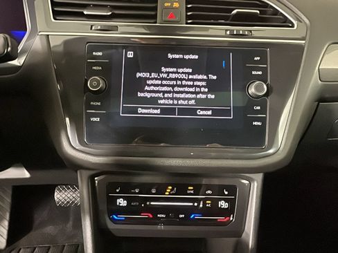 Used 2022 Volkswagen Tiguan SE AWD/4WD image 25