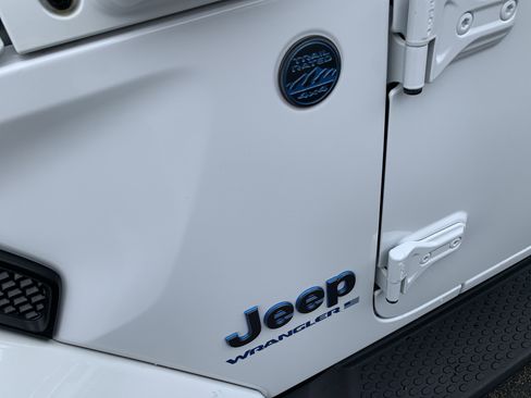 Used 2025 Jeep Wrangler Unlimited Sahara AWD/4WD image 7
