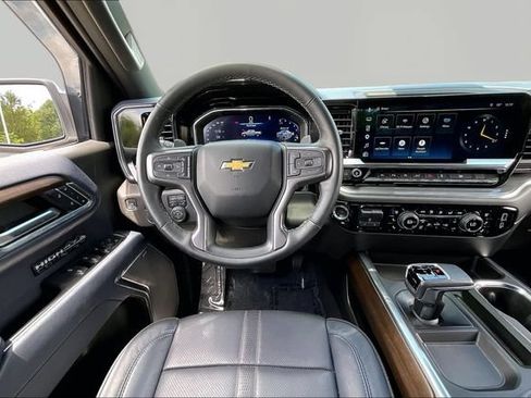 Used 2025 Chevrolet Silverado 1500 High Country w/ Technology Package AWD/4WD image 8