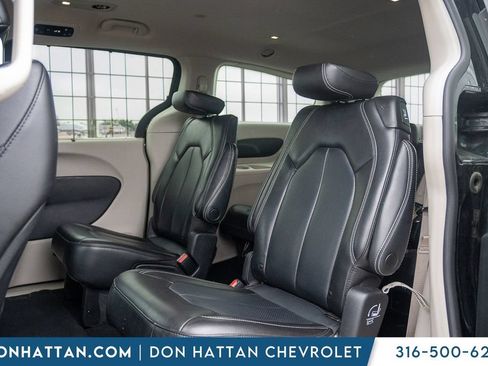Used 2023 Chrysler Pacifica Touring-L FWD image 19