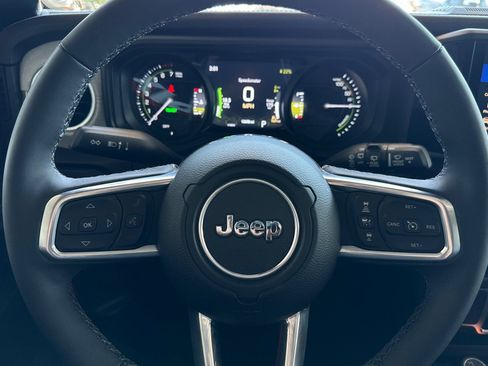 Used 2025 Jeep Wrangler Unlimited Sahara AWD/4WD image 26