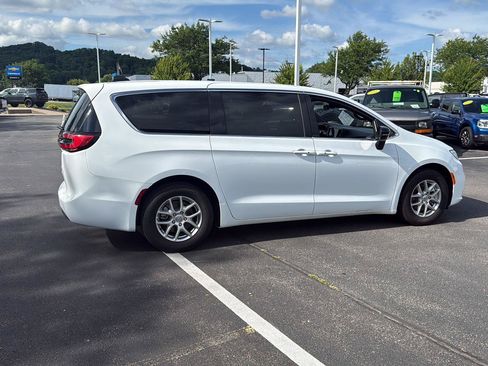 Used 2025 Chrysler Pacifica Select FWD image 5