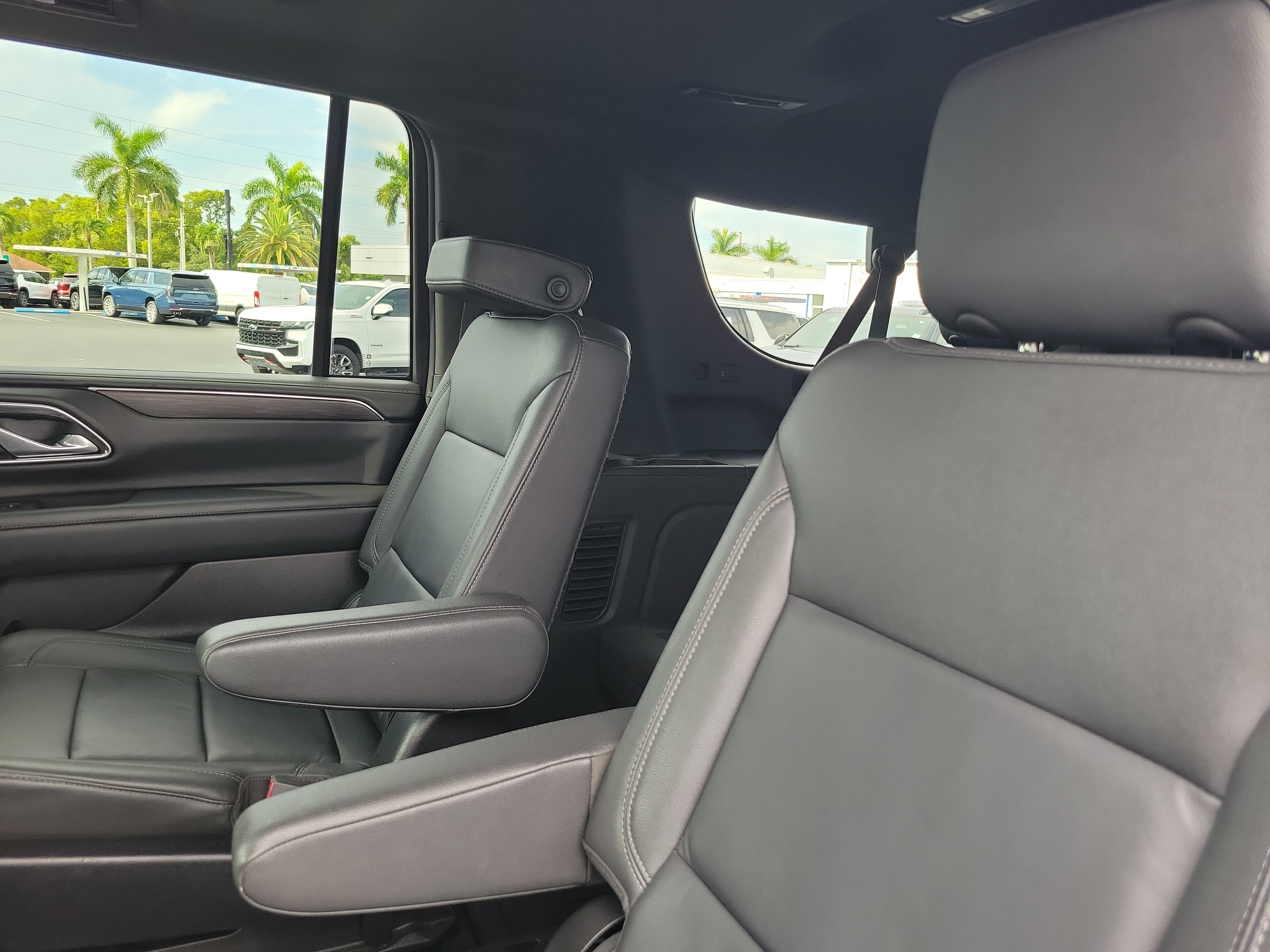 Used 2024 Chevrolet Suburban LT w/ Luxury Package RWD image 9