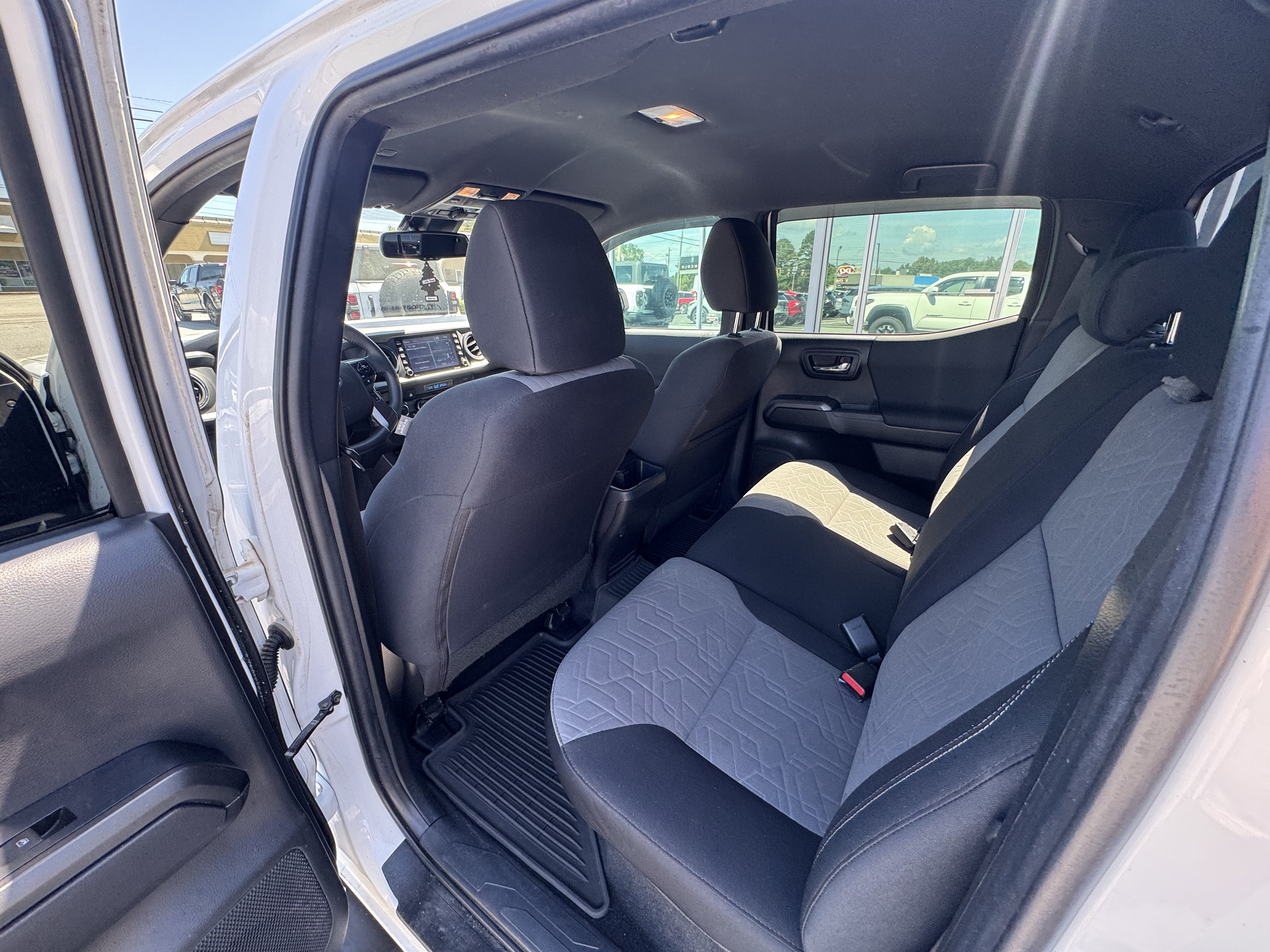 Used 2022 Toyota Tacoma TRD Off-Road AWD/4WD image 9