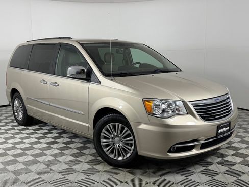 Used 2015 Chrysler Town & Country Touring-L w/ Driver Convenience Group image 2