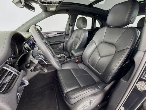 Certified 2025 Porsche Macan AWD/4WD image 5