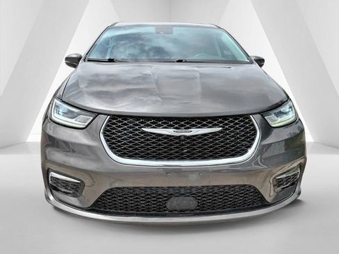 Used 2023 Chrysler Pacifica Touring-L FWD image 2