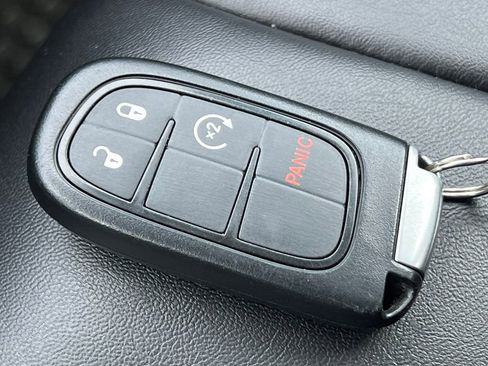 Used 2019 Jeep Cherokee Latitude Plus w/ Cold Weather Group AWD/4WD image 32