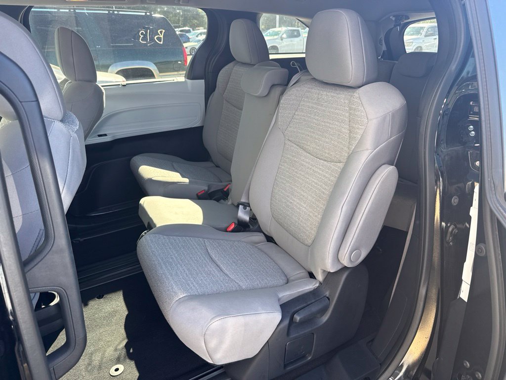 Used 2025 Toyota Sienna LE FWD image 12