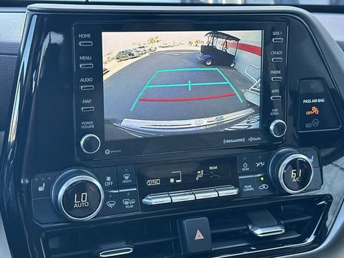 Used 2022 Toyota Highlander XLE AWD/4WD image 24