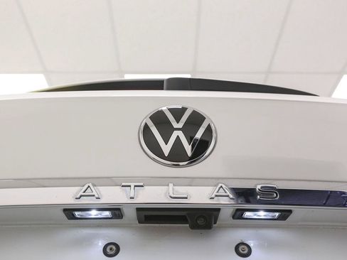 Certified 2022 Volkswagen Atlas Cross Sport SEL R-Line AWD/4WD image 15
