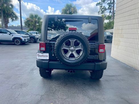 Used 2017 Jeep Wrangler Rubicon w/ Power Convenience Group AWD/4WD image 4