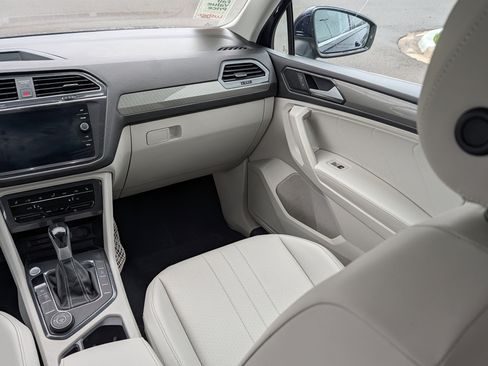 Certified 2022 Volkswagen Tiguan SE w/ Panoramic Sunroof Package AWD/4WD image 11