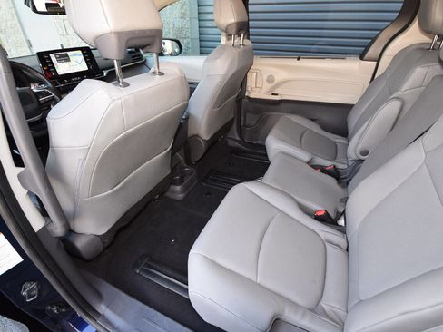 Used 2021 Toyota Sienna XLE FWD image 11