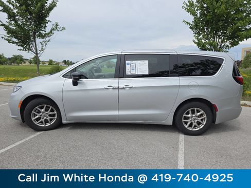 Used 2024 Chrysler Pacifica Touring-L FWD image 15