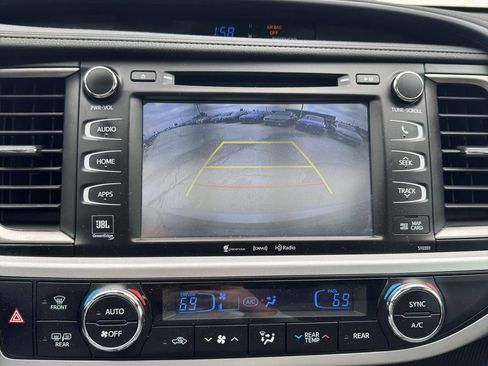 Used 2019 Toyota Highlander Limited w/ Carpet Mat Package (TMS) AWD/4WD image 22