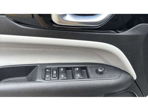 Used 2025 Jeep Compass Limited w/ Mopar Graphics Package AWD/4WD image 18