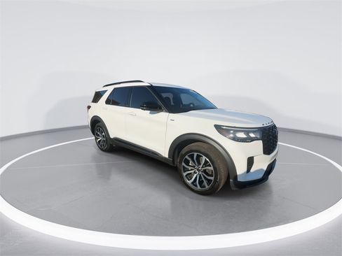 Used 2025 Ford Explorer ST-Line image 2