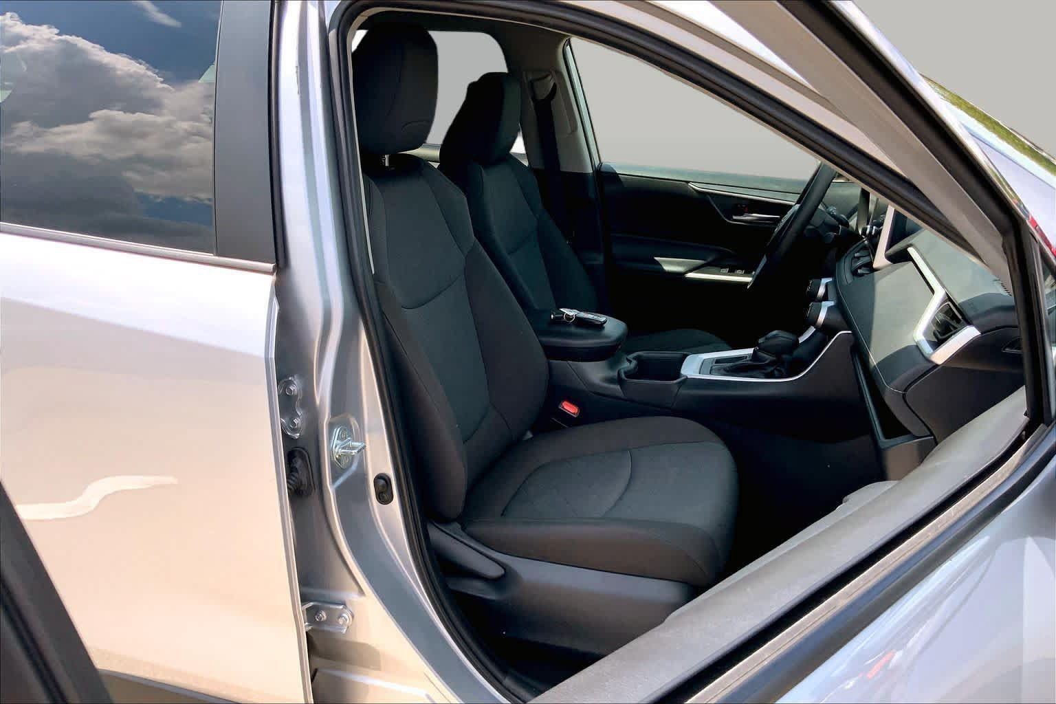 Used 2025 Toyota RAV4 XLE FWD image 9