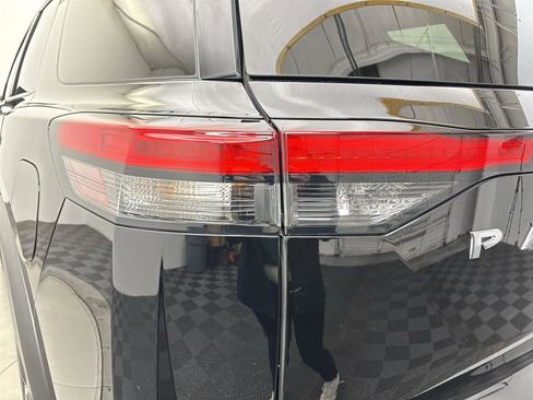 Used 2022 Nissan Pathfinder Platinum w/ Cargo Package image 19