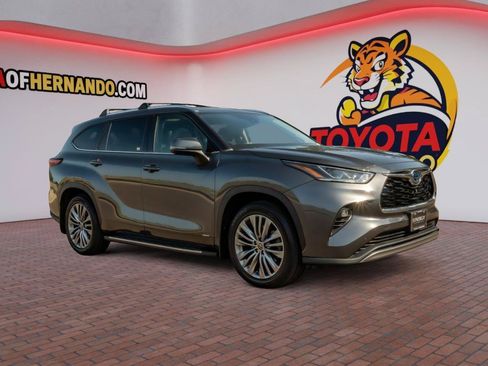 Used 2022 Toyota Highlander Platinum AWD/4WD image 3