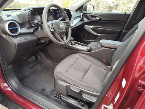 Used 2025 Chevrolet Trax LS image 2