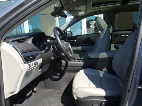 Used 2023 Cadillac XT4 Premium Luxury w/ Technology Package AWD/4WD image 8