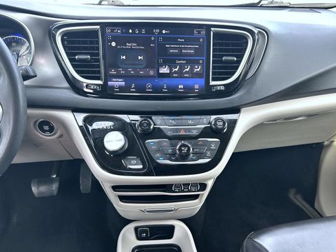 Used 2023 Chrysler Pacifica Touring-L FWD image 13