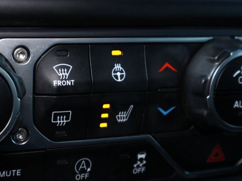 Used 2022 Jeep Wrangler Unlimited Sahara w/ Cold Weather Group AWD/4WD image 5