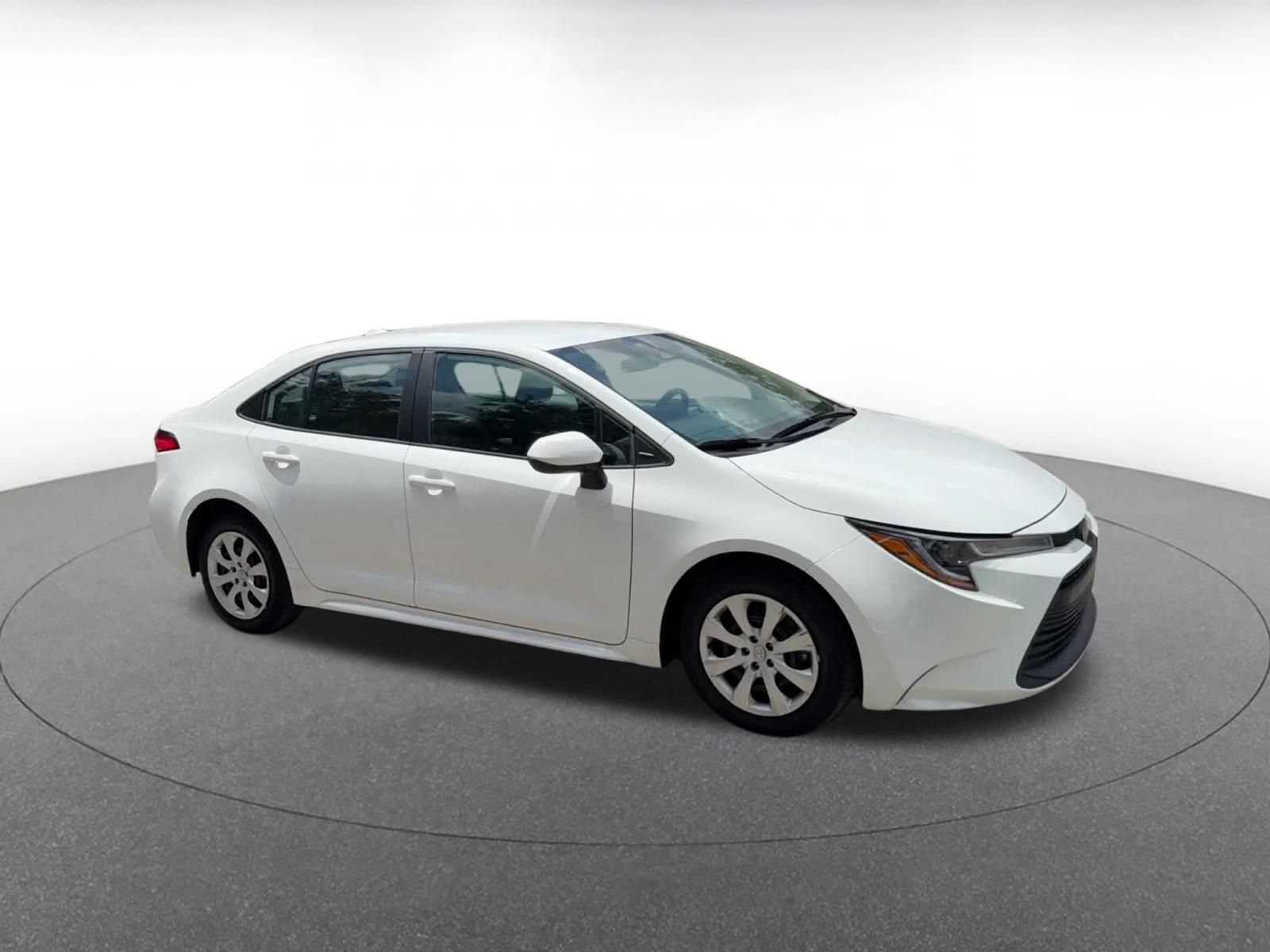 Used 2025 Toyota Corolla LE FWD image 2