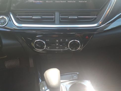 Used 2024 Chevrolet Trax RS w/ Sunroof Package FWD image 27