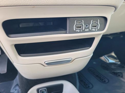 Used 2024 Chrysler Pacifica Select image 26