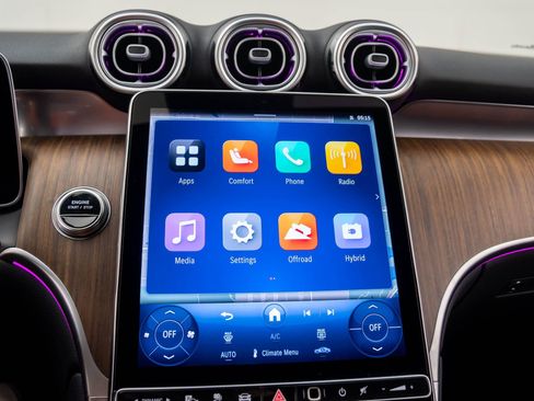 Used 2025 Mercedes-Benz GLC 350e 4MATIC image 23