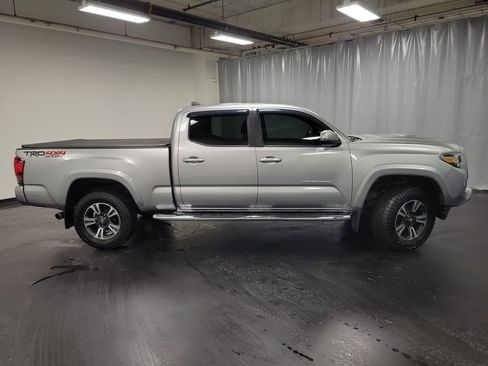 Used 2018 Toyota Tacoma TRD Sport image 9