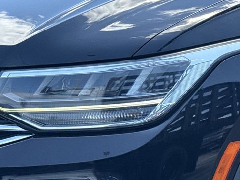 Used 2022 Volkswagen Tiguan SE w/ Panoramic Sunroof Package AWD/4WD image 10