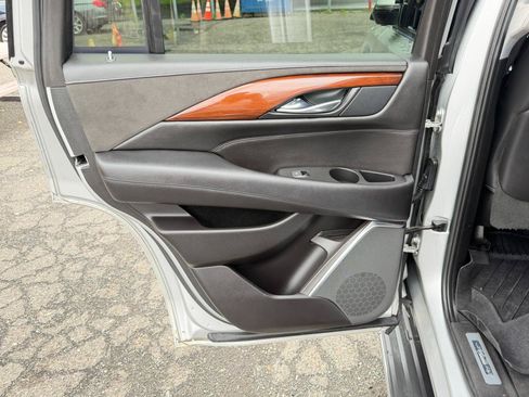Used 2017 Cadillac Escalade Luxury AWD/4WD image 38