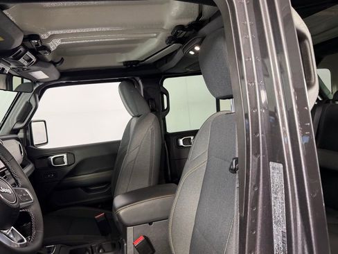 Used 2025 Jeep Wrangler Unlimited Sahara image 26