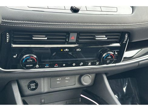 Used 2025 Nissan Rogue SL w/ SL Premium Package image 23