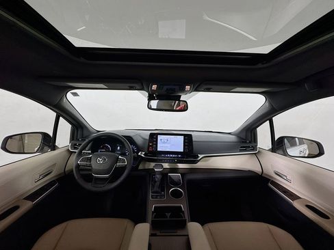 Used 2022 Toyota Sienna XLE image 38