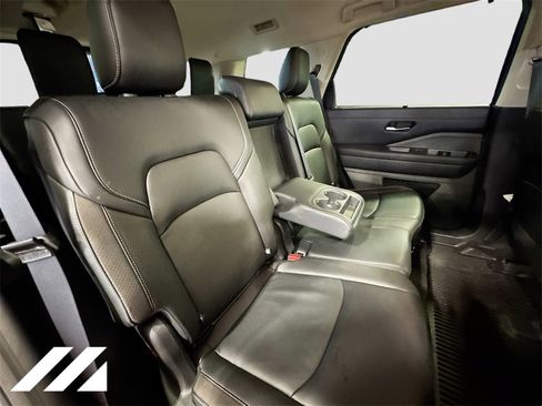 Used 2024 Nissan Pathfinder SL image 30