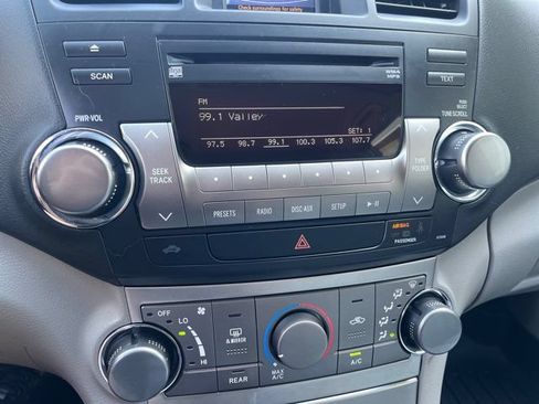 Used 2012 Toyota Highlander FWD w/ Tech Pkg image 13