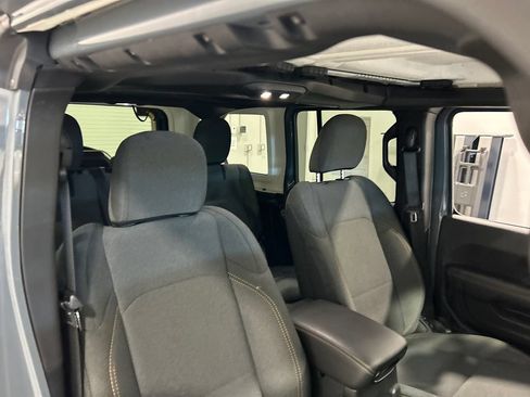 Used 2025 Jeep Wrangler Unlimited Sahara AWD/4WD image 34